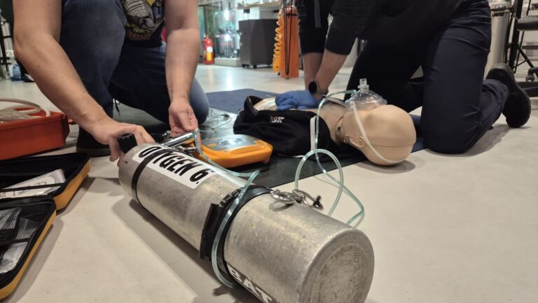 DAN Oxygen Aid for Diving Emergencies- kurs ratownika tlenowego z defibrylacją